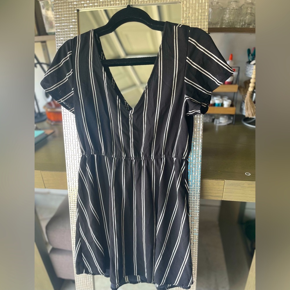 🌸 Chic Black Striped Mini Dress | Size 6 | Effortlessly Stylish 🖤